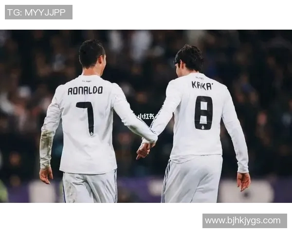 C罗与卡卡的巅峰对决回顾：足球传奇的精彩瞬间与技术较量