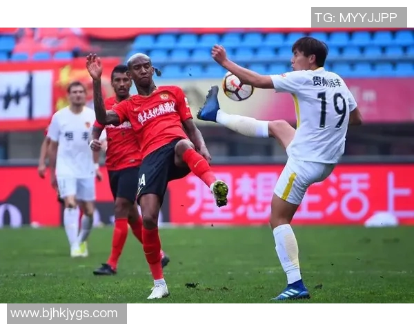 上港与恒大球迷激情对决球场内外的热血与情感交融